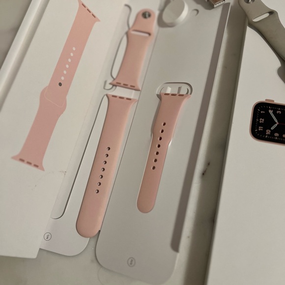 Apple Watch SE 2020 - Picture 3 of 3